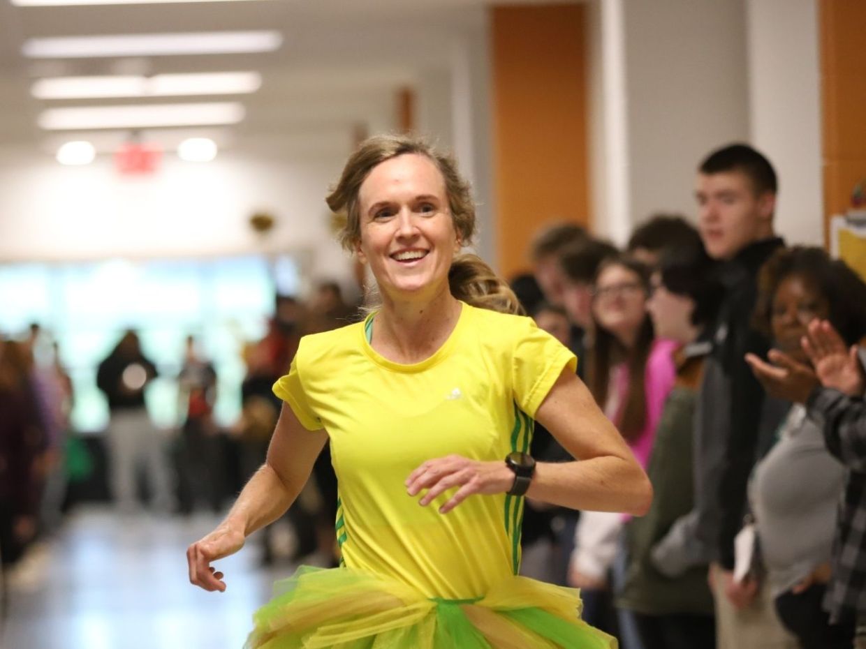 Δασκάλα τρέχει εδώ & 10 χρόνια για να στηρίξει υποτροφίες μαθητών και αξίζει να τη μιμηθούν όλοι