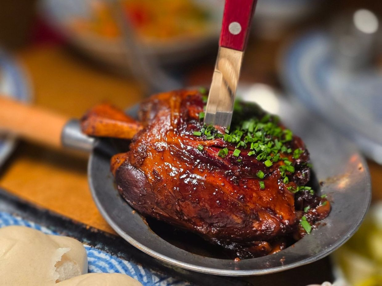 Ποιο ολοκαίνουριο εστιατόριο στο Κουκάκι σε ταξιδεύει απευθείας στην καρδιά του Τόκυο;