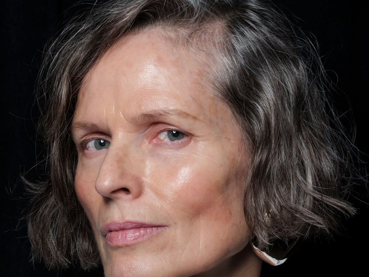 6 κουρέματα για κοντά σγουρά μαλλιά που είναι τάση το καλοκαίρι 2026