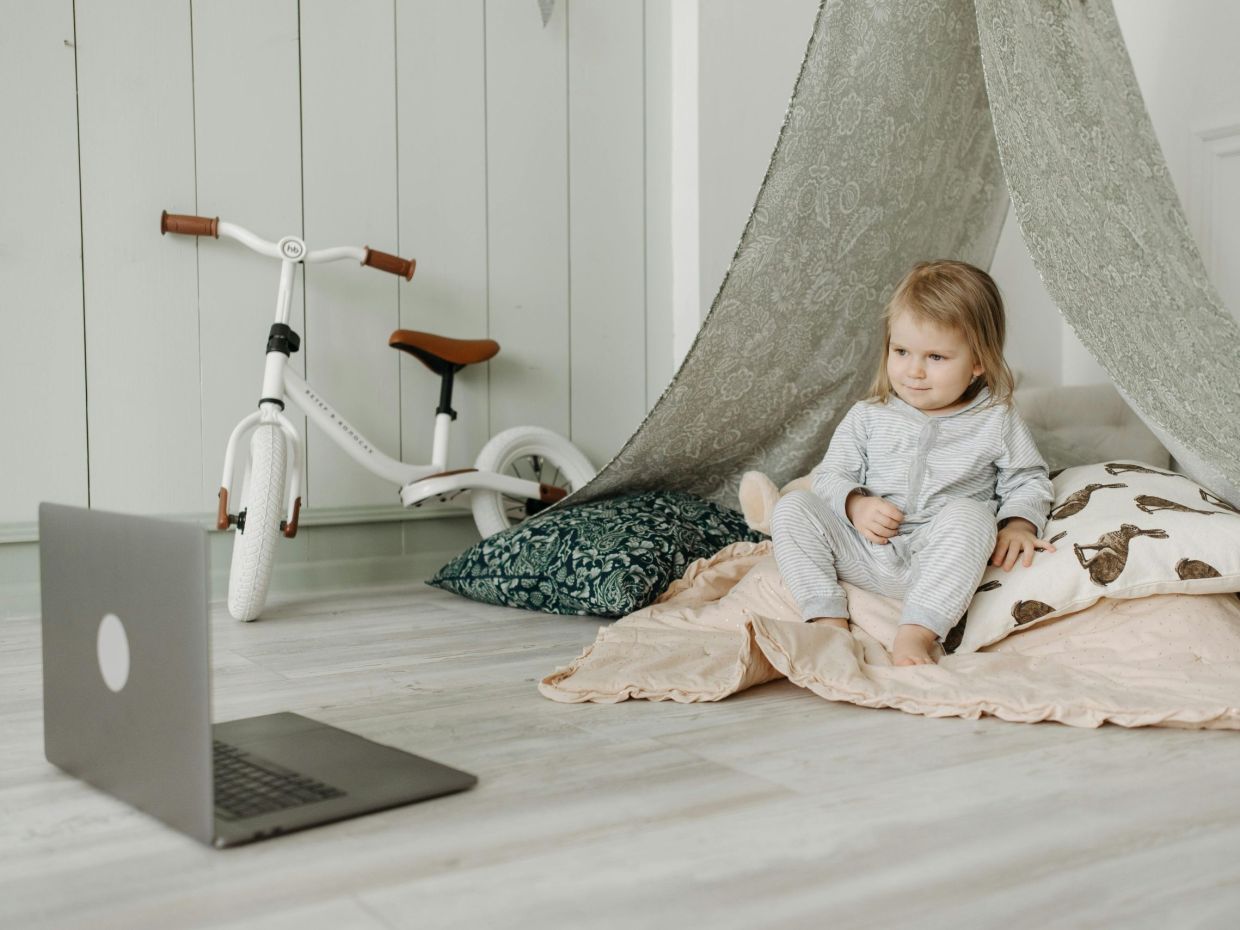 Τρεις καθημερινές συνήθειες πριν τα 3 συνδέονται με λιγότερη χρήση οθονών από τα παιδιά στα 12