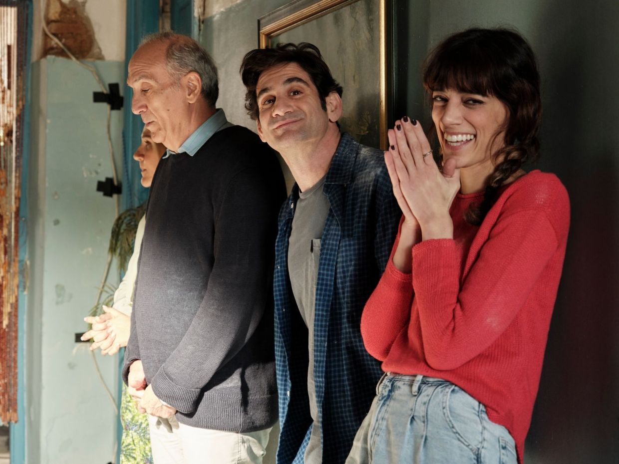 Το νέο μέλος στο Κάμπινγκ και η πρεμιέρα της πιο ανατρεπτικής μαύρης κωμωδίας