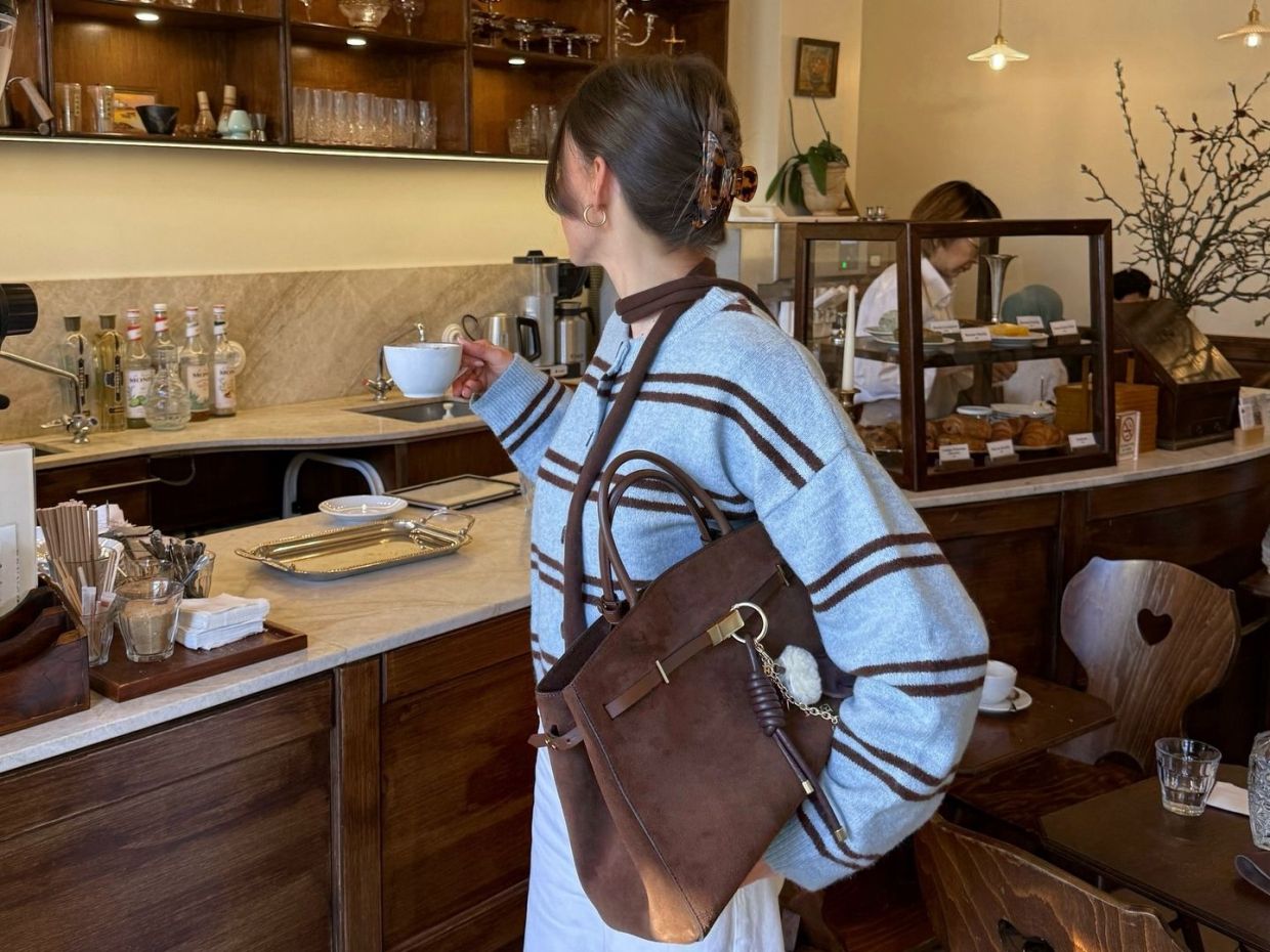 To αναπάντεχο color combo του 2026: Ο πιο fashion συνδυασμός baby blue + καφέ