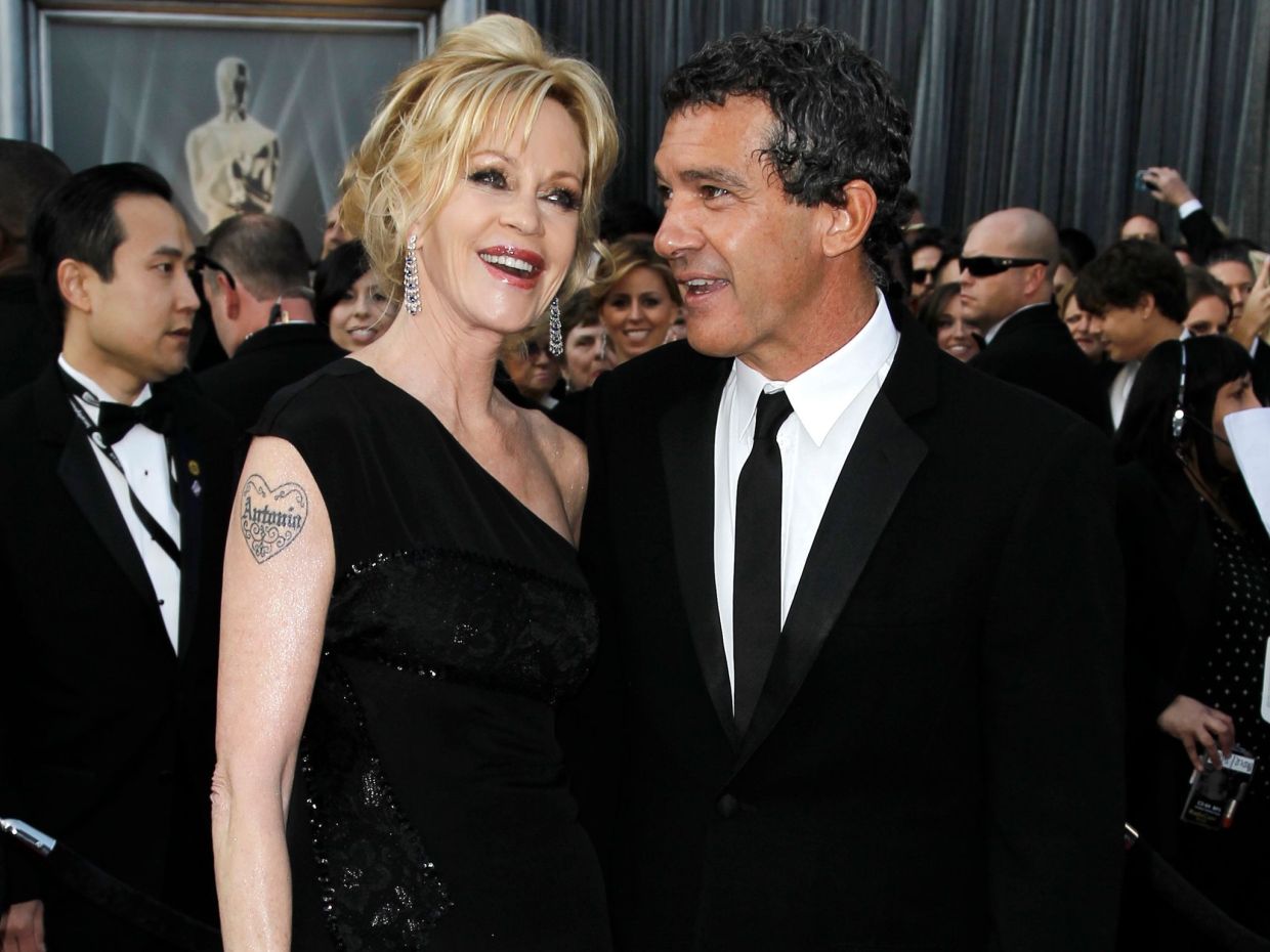 Όχι μόνο η Griffith με τον Banderas: 5 πρώην ζευγάρια που αγαπιούνται βαθιά