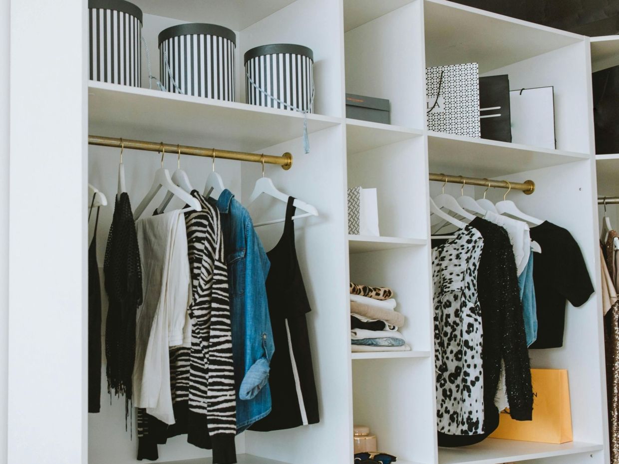 6 έξυπνα tips οργάνωσης ντουλάπας που θα κάνουν τα πρωινά σου πιο εύκολα