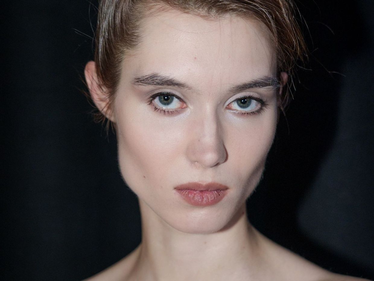 Tightlining trend: Η τεχνική που χαρίζει ένα έντονο και cat eye look μόνο με ένα μαύρο μολύβι ματιών