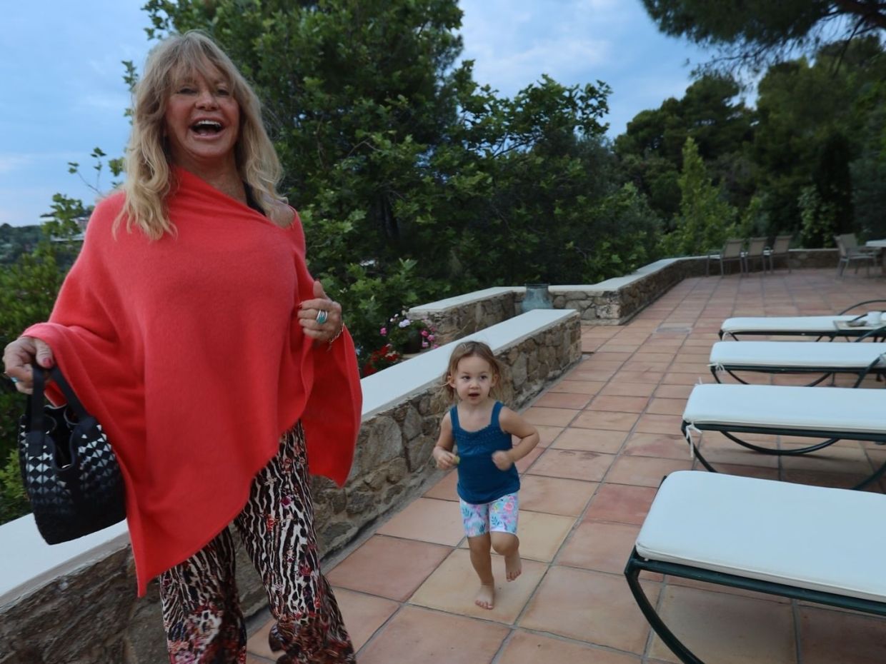 Τι θέλει η Goldie Hawn ως γιαγιά να γνωρίζει κάθε γονιός για την ανατροφή ανθεκτικών παιδιών