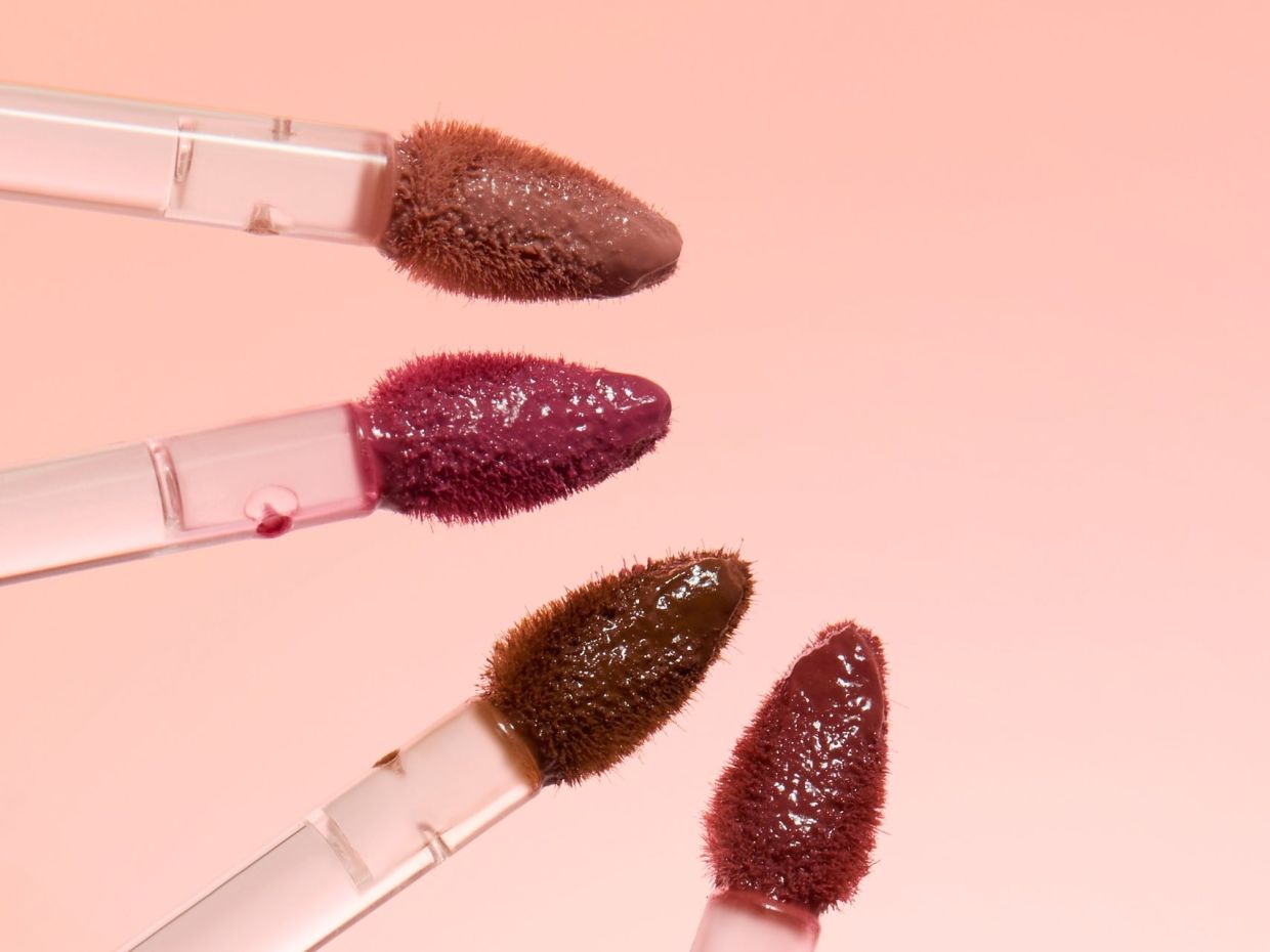 Ούτε matte, ούτε glossy, τα blurry lips είναι μεγάλο trend