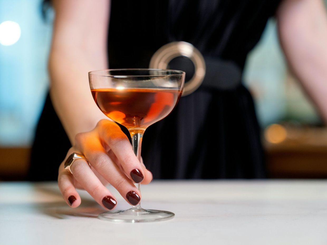 Manhattan Cocktail, το iconic ποτό που αποπνέει old money αισθητική