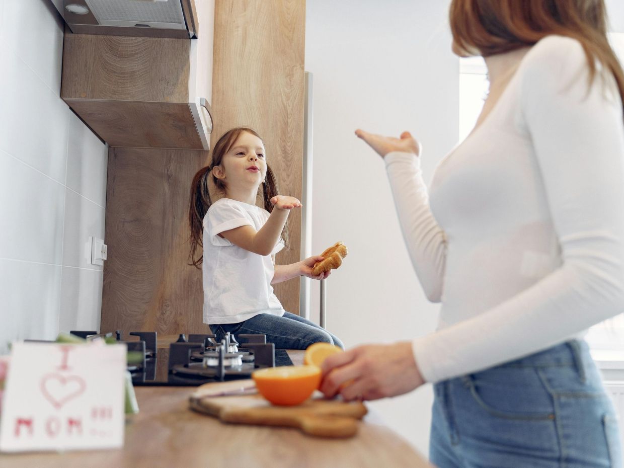 Ξέχνα την «τέλεια» μαμά: η Beta mom είναι ακατάστατη, χαοτική και αποδομεί την εικόνα του Instagram