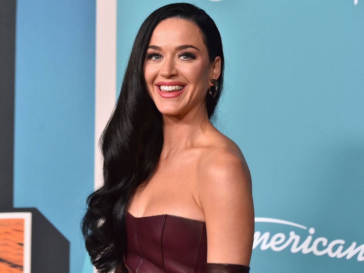 Ο πρώην της Katy Perry αρραβωνιάστηκε και η αντίδρασή της ήταν όσο δραματική και επική χρειαζόταν