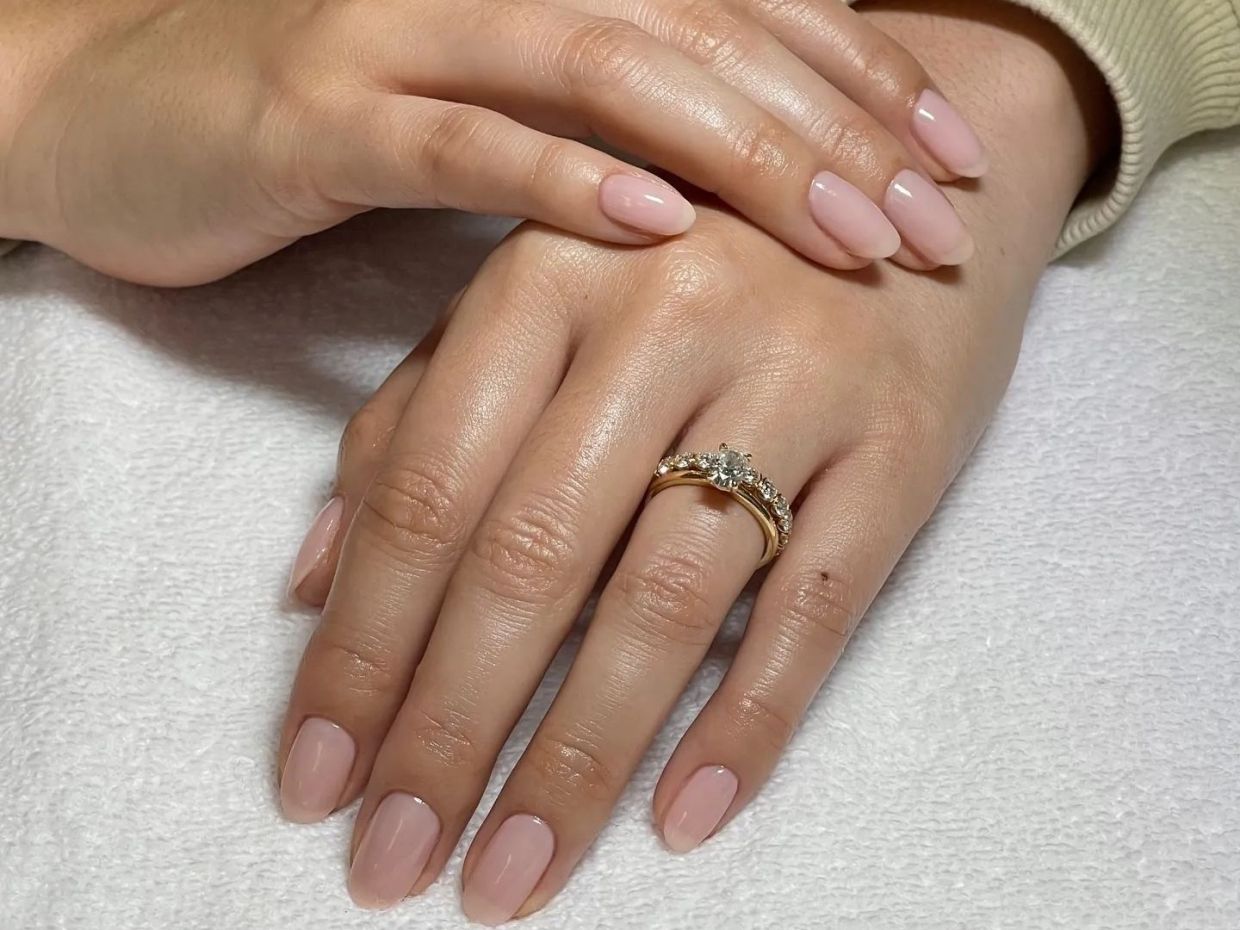 Chiffon nails: Η νέα τάση στο μανικιούρ που θυμίζει αέρινο ύφασμα και λατρεύουν οι celebs