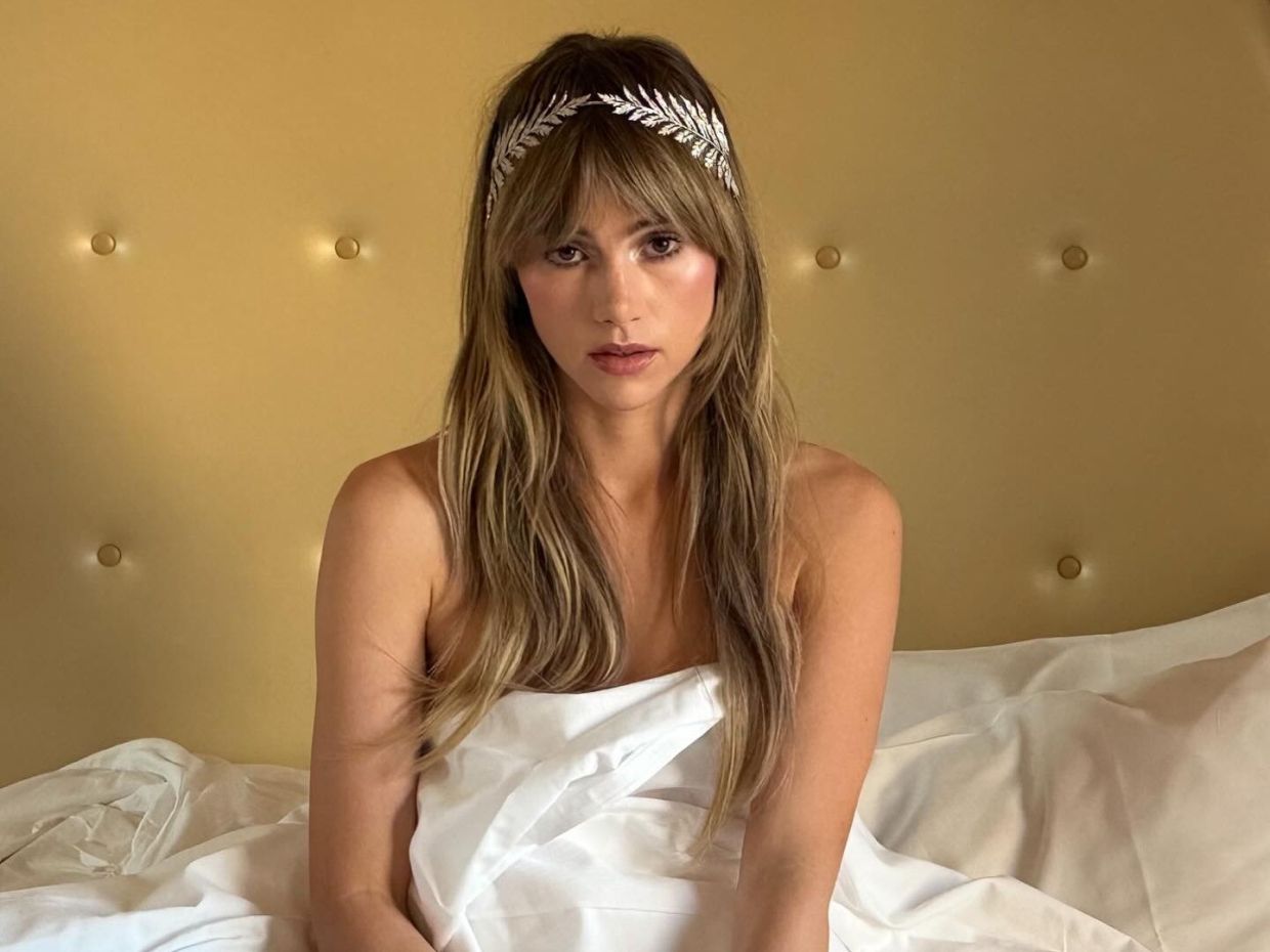 Η Suki Waterhouse αποκαλύπτει πώς το παιδί άλλαξε την ταυτότητά της & τη σχέση της με τον Pattinson