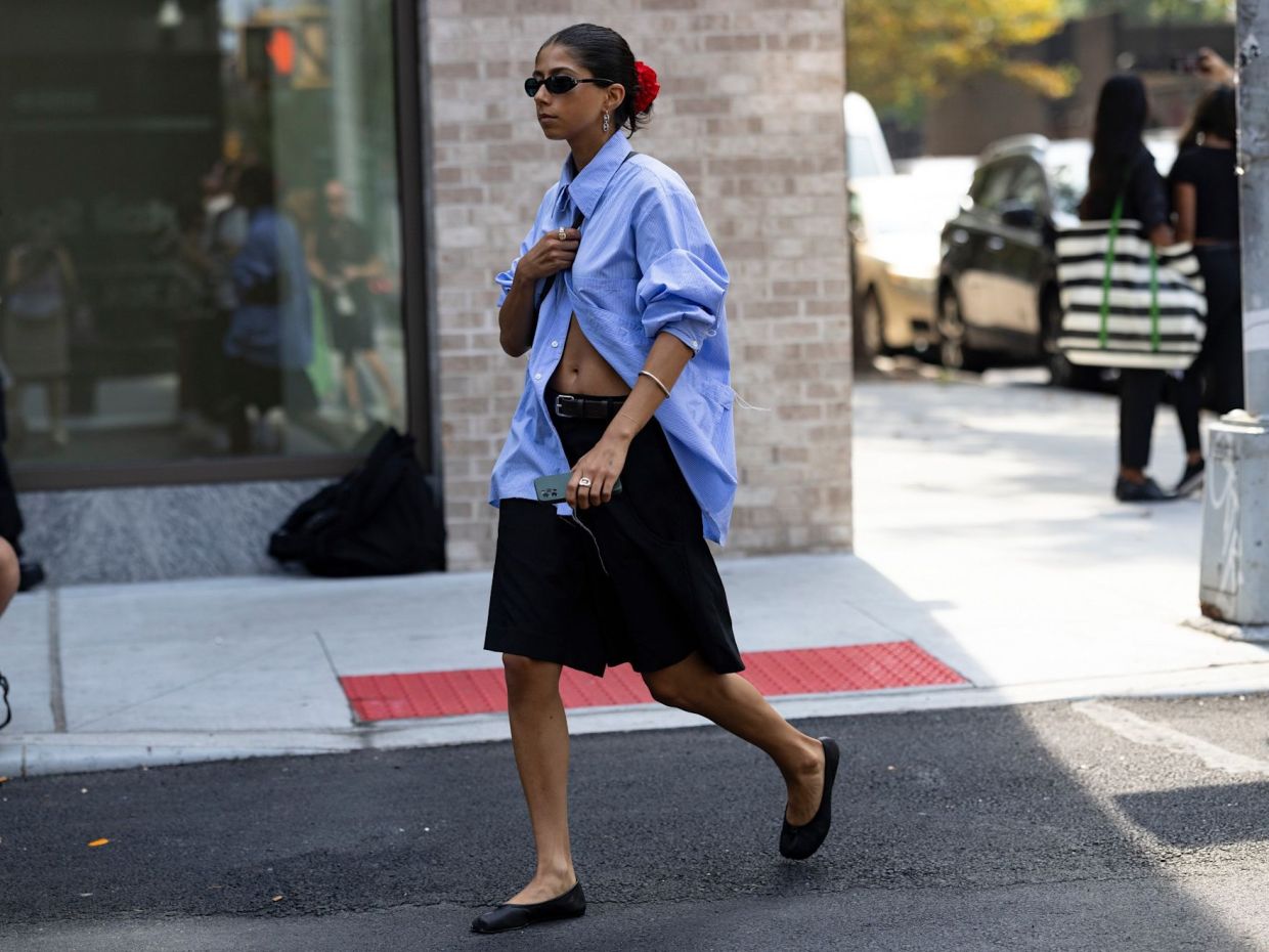 Το fashion trick που κάνει τις βερμούδες να δείχνουν πιο κομψές από ποτέ