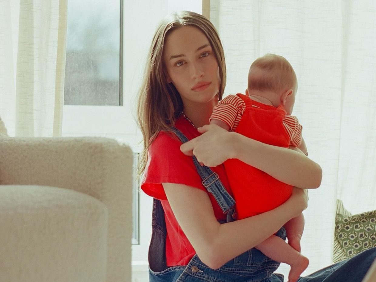 Η μητρότητα δεν είναι τέλεια και η Elsie Hewitt δεν φοβάται να πει την ωμή αλήθεια
