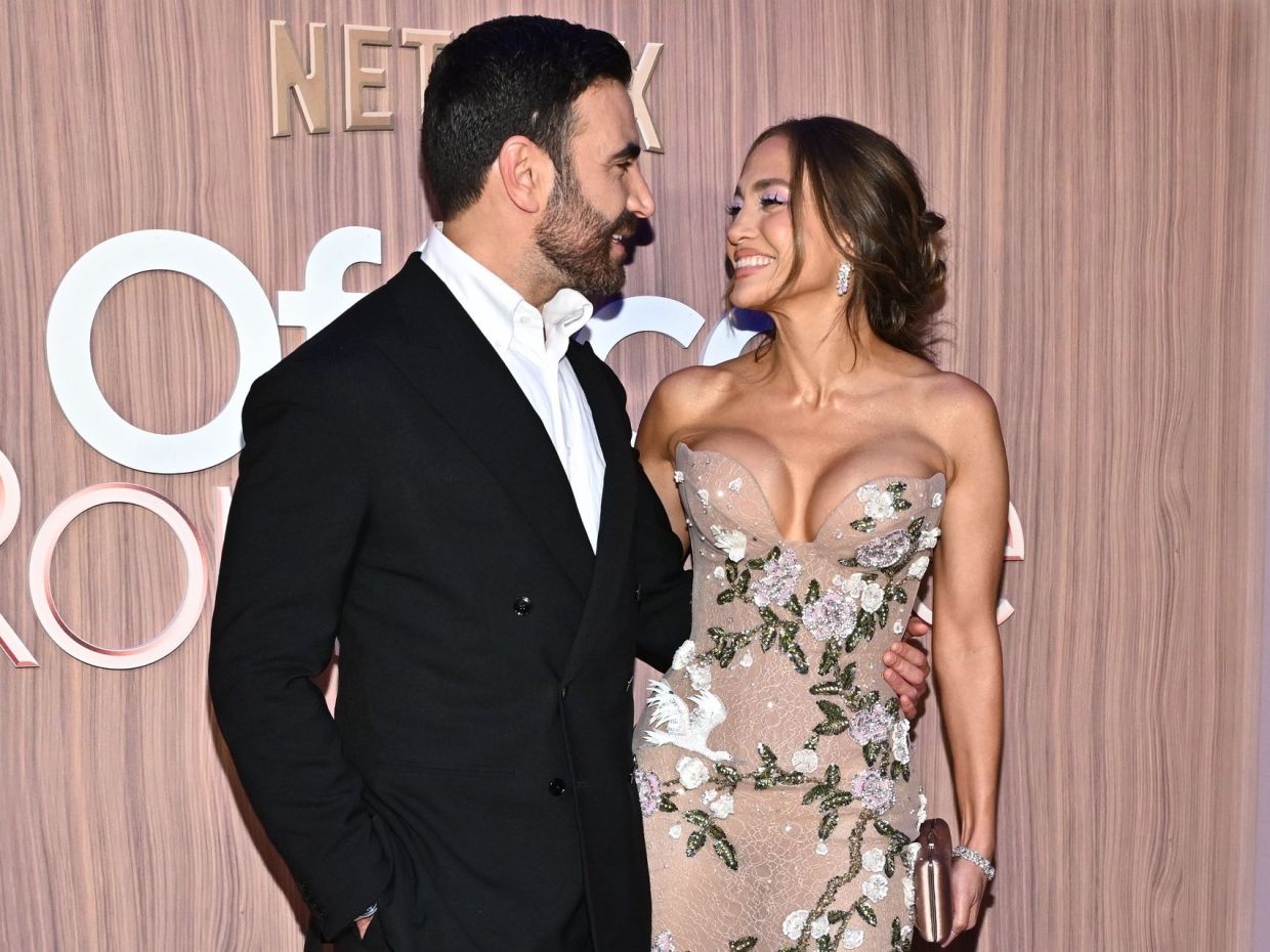 Η Jennifer Lopez και o Brett Goldstein είναι τελικά ζευγάρι; Τι απαντά η JLo στις φήμες;