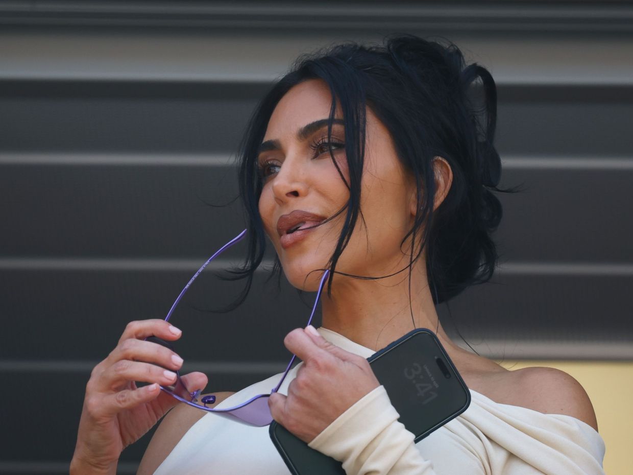 Ας αφήσουμε την Kim να ζήσει τον έρωτά της με τον Lewis κι ας φοράει ψηλοτάκουνα στη Formula 1