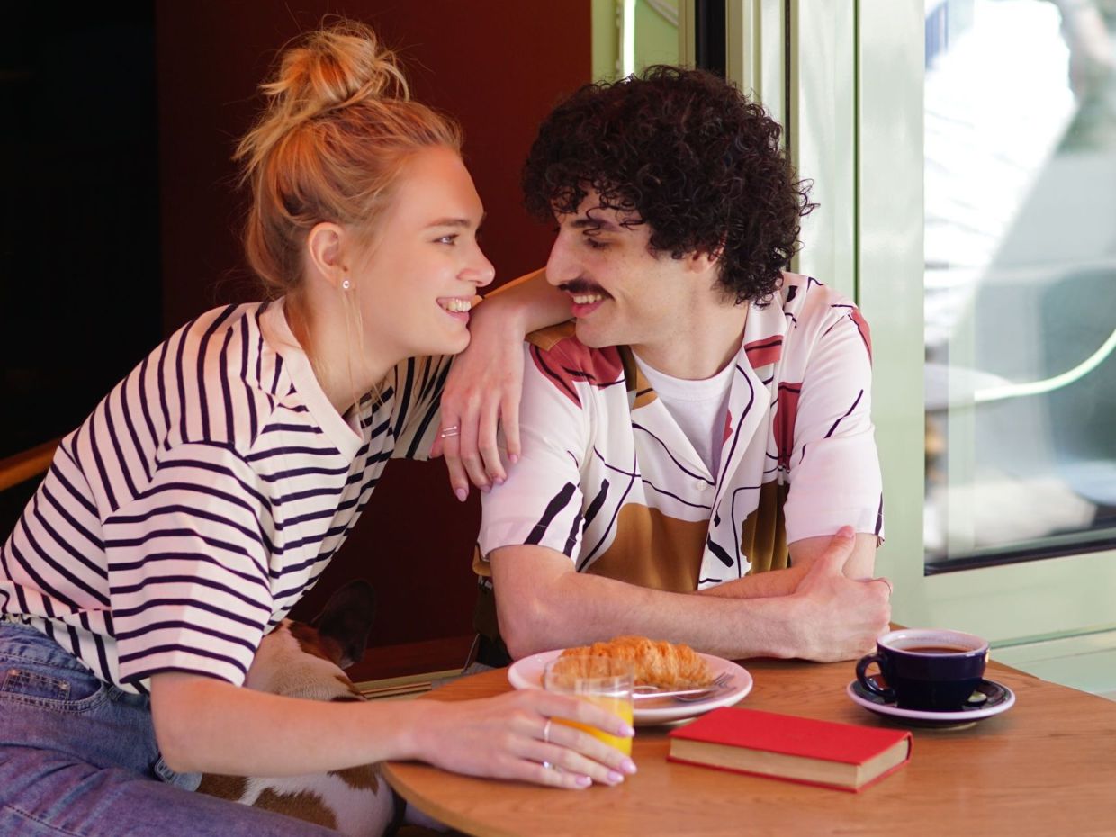 «Wildflowering»: Η νέα τάση στο dating που λέει πως το «ας το πάμε χαλαρά» μπορεί να είναι και υγιές