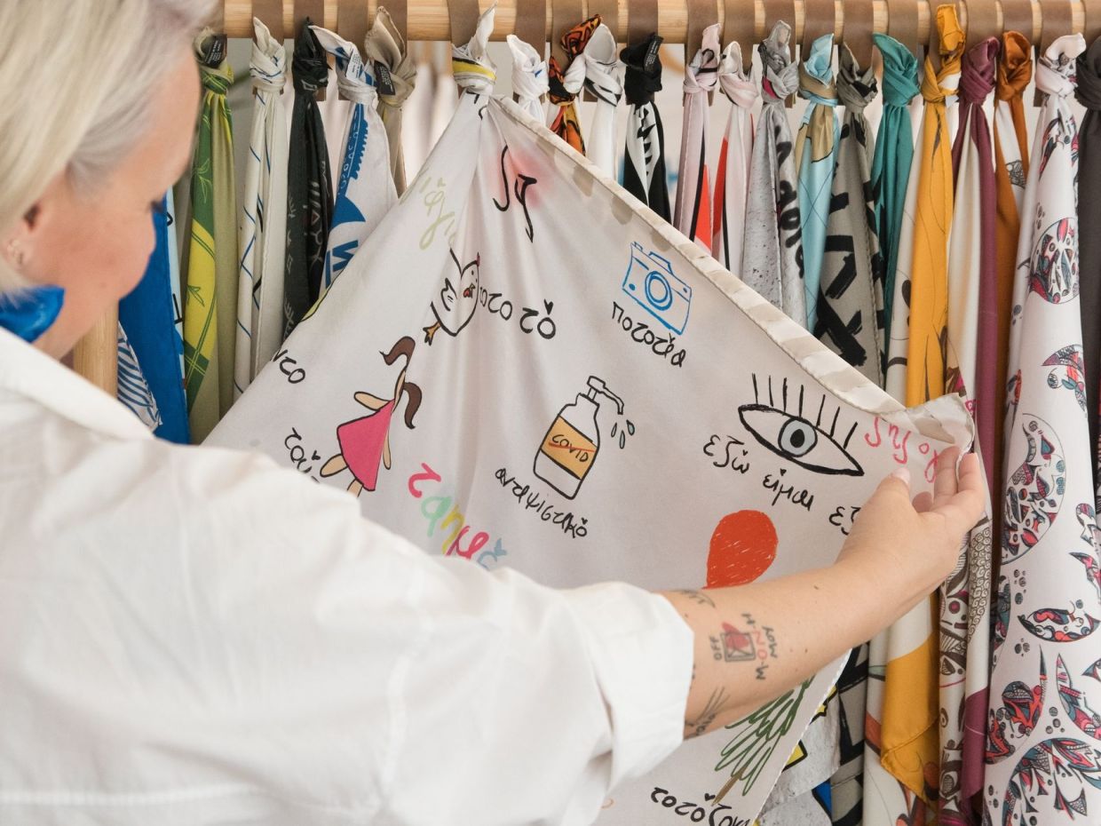 Madiloū: Ένα brand μας διδάσκει πώς ένα μαντήλι γίνεται «να κρατάει» μνήμες & ιστορίες ανθρώπων