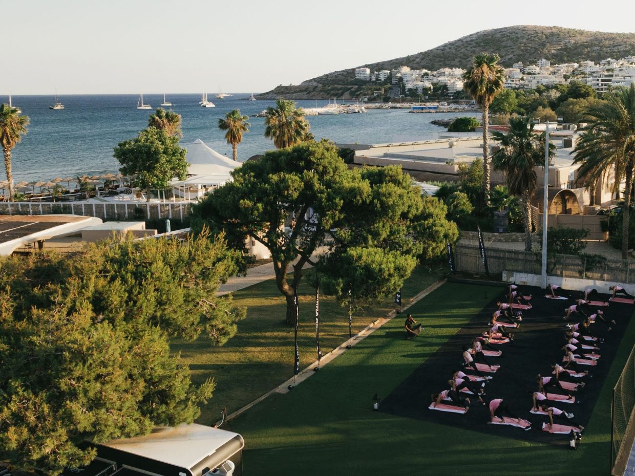 Yoga Sunset Session - Μια εμπειρία ευεξίας δίπλα στη θάλασσα με την UNDER ARMOUR