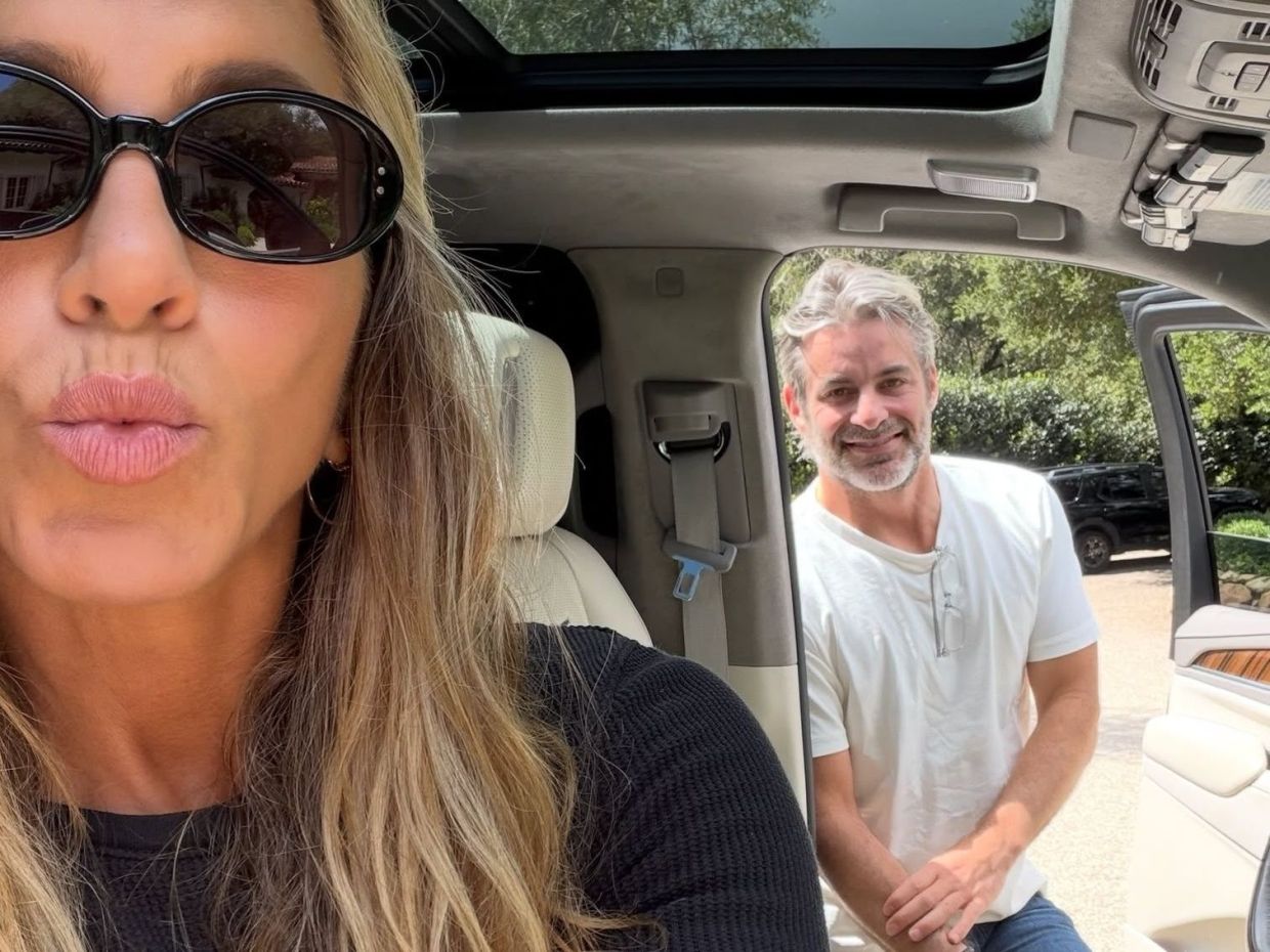 Η Jennifer Aniston γιορτάζει έναν χρόνο σχέσης με τον Jim Curtis με το πιo in love photo dump