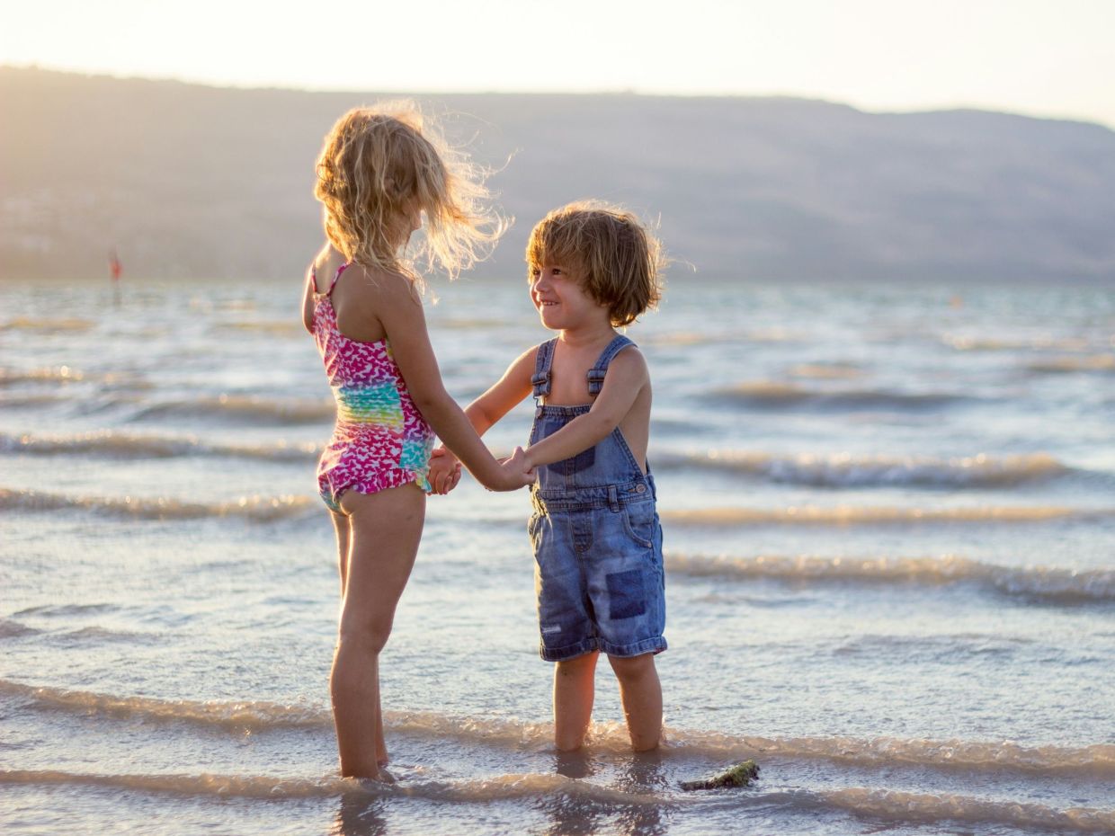 Beach report: 5 παραλίες με άμμο στην Αττική για ασφαλές παιχνίδι και βουτιές με τα παιδιά