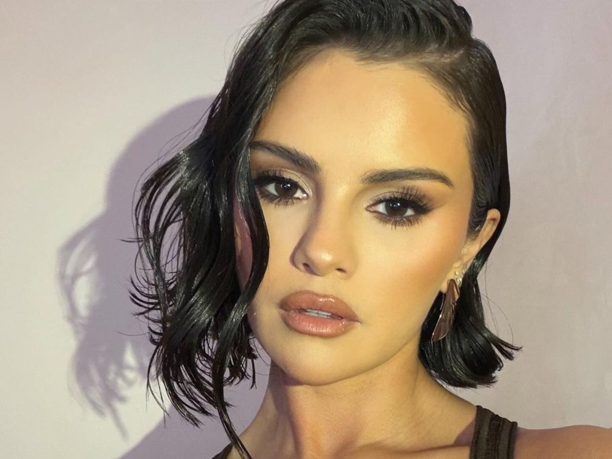 Ο sleek κότσος της Selena Gomez για το γάμο της Taylor Swift αντιστέκεται σε κάθε καιρική συνθήκη
