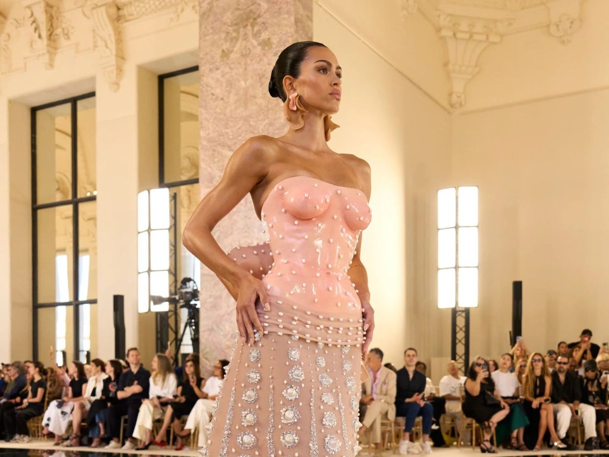 Schiaparelli «Άβυσσος»: Η πιο iconic συλλογή Haute Couture 26/27, που θέλουμε να κοιτάμε για ώρες