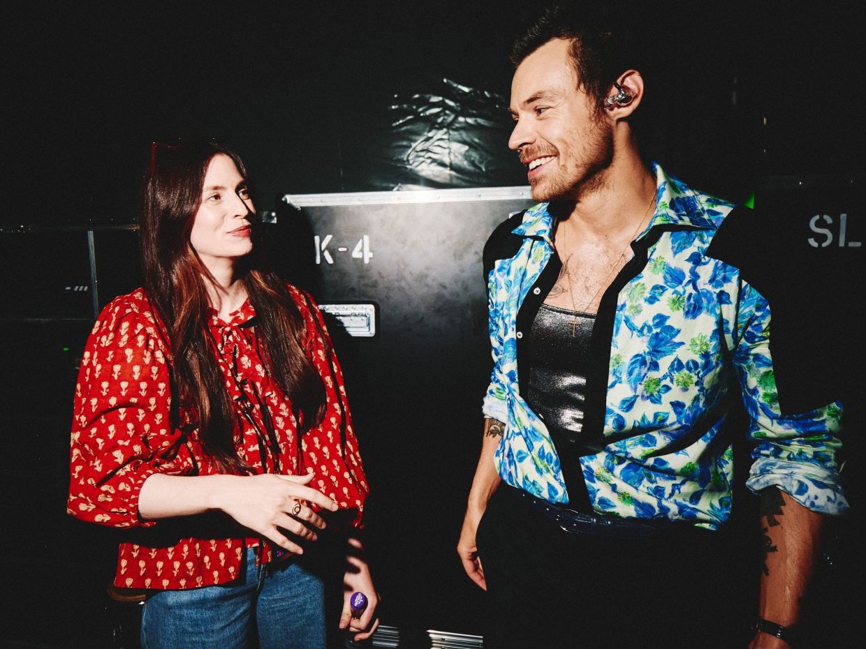Το ιστορικό ρεκόρ του Harry Styles & η σπάνια εμφάνιση της αδερφής του, Gemma: «Είμαι τόσο περήφανη»