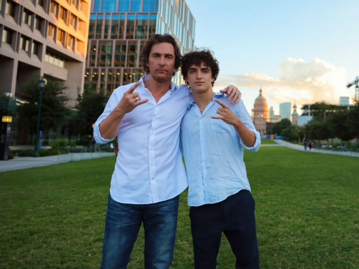 Η cool συμβουλή του M. McConaughey στον 18χρονο γιο του δείχνει πώς χτίζεται μια σχέση ουσίας