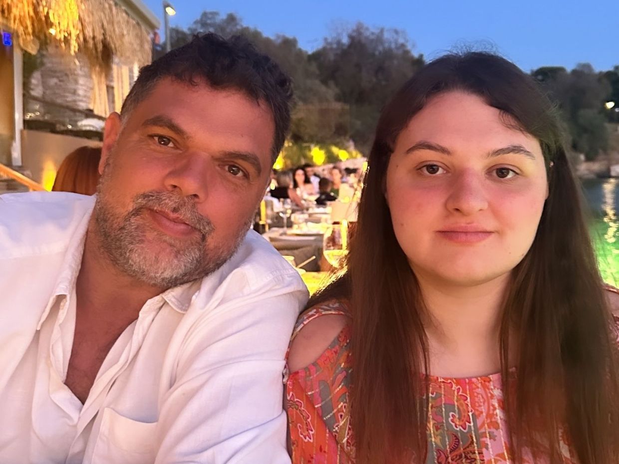 Η Άρια Παπανικολάου στην Οδύσσεια του Nolan: Το όνειρο και το δίλημμα του πατέρα της Δημήτρη