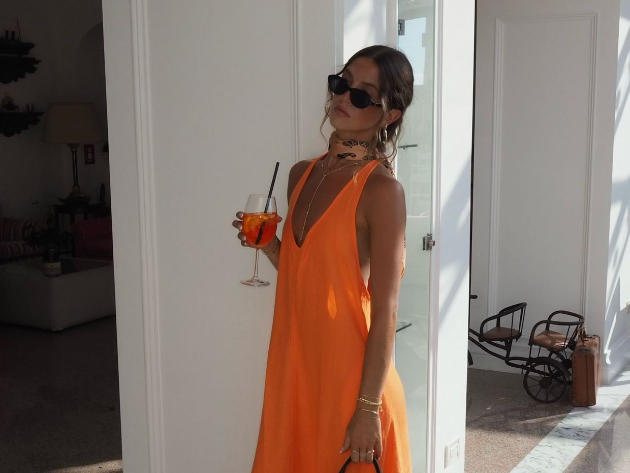 Sunset orange: Το καλοκαιρινό χρώμα που ταιριάζει σε κάθε επιδερμίδα και στυλ
