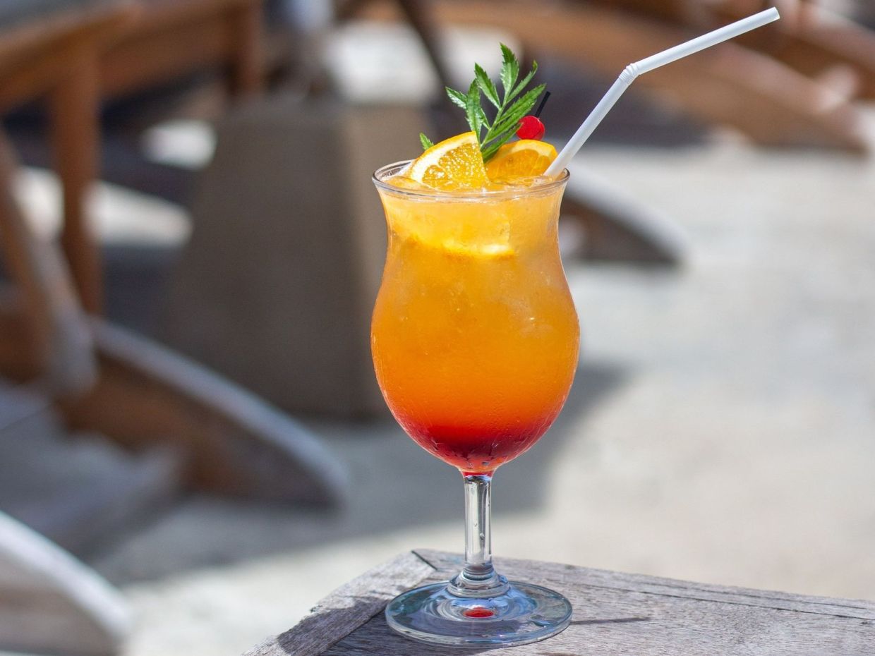 Sex on the Beach: Το retro cocktail που όλοι έχουμε δοκιμάσει έστω μία φορά