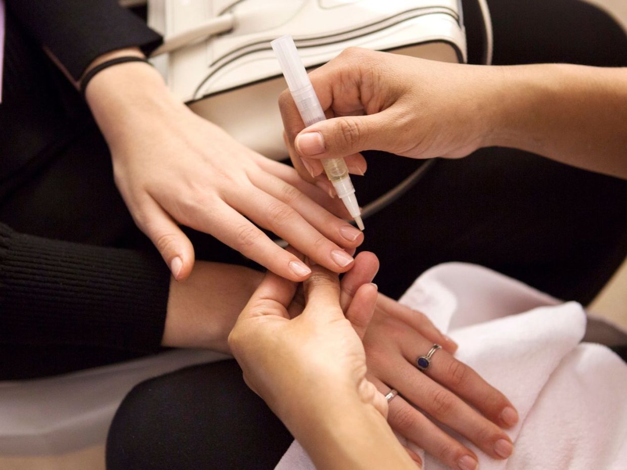 Italian manicure: Η viral τεχνική που κάνει τα νύχια να δείχνουν πιο μακριά και κομψά