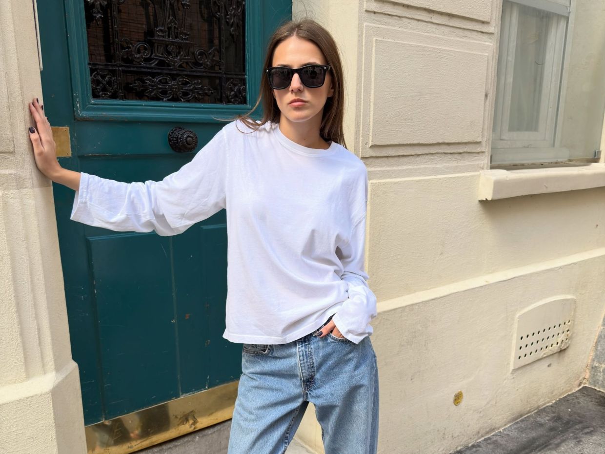 Το λευκό long-sleeve είναι το νέο must-have για effortless looks (ακόμα και το καλοκαίρι)