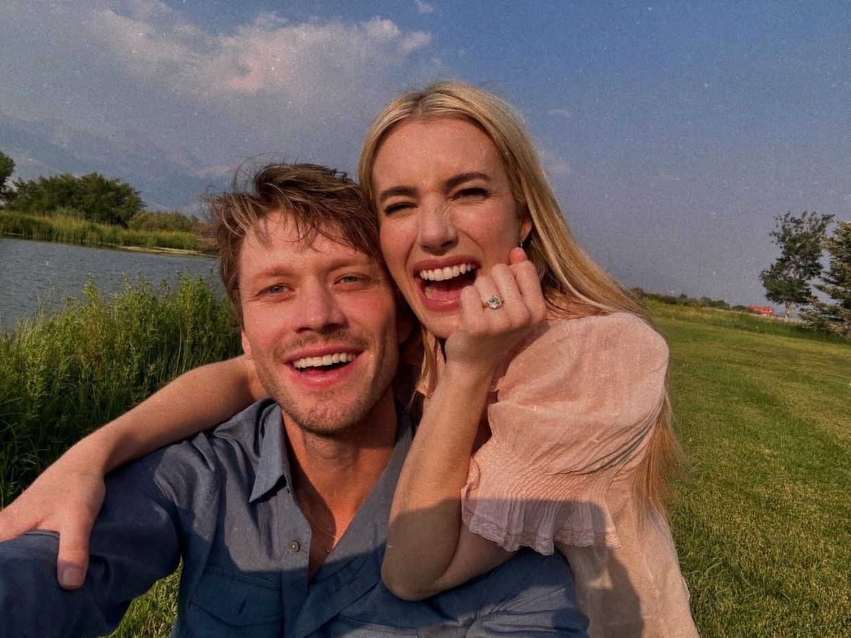 Η Emma Roberts παντρεύτηκε τον Cody John με το πιο αέρινο νυφικό: Παίρνουμε ιδέες