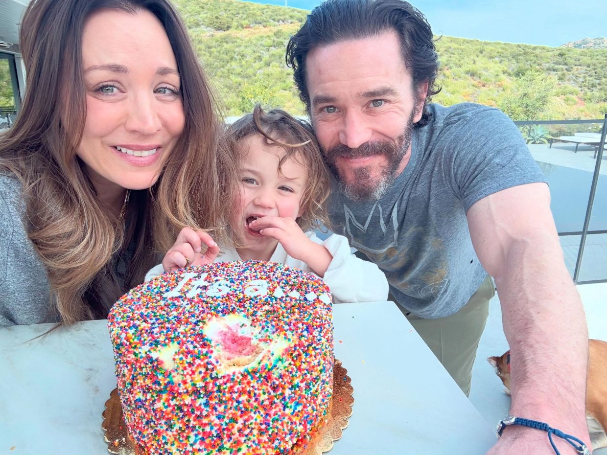 Η Kaley Cuoco μοιράστηκε την πιο αληθινή στιγμή της μητρότητας λίγο πριν γίνει μαμά για δεύτερη φορά