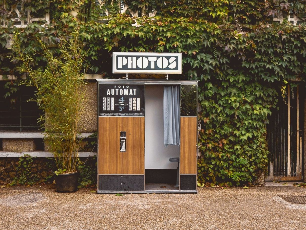 Το viral photo booth της Νέας Υόρκης σου βρίσκει το ιδανικό ταίρι, αλλά μήπως χάνουμε το απρόβλεπτο;