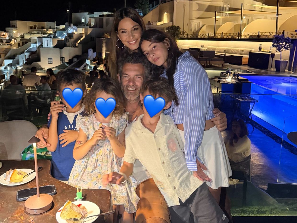 Ο «ροκ σταρ» Φίλιππος Μιχόπουλος έγινε 44: Το ποστ της Ευριπίδου και η φωτογραφία με τα παιδιά τους