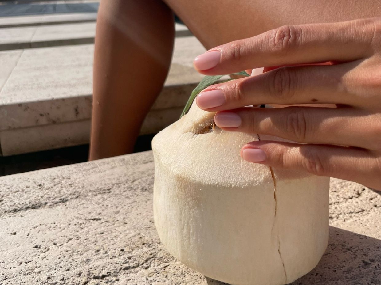 Coconut water nails: Αν δεν κάνεις τώρα αυτό το μανικιούρ, τότε πότε;