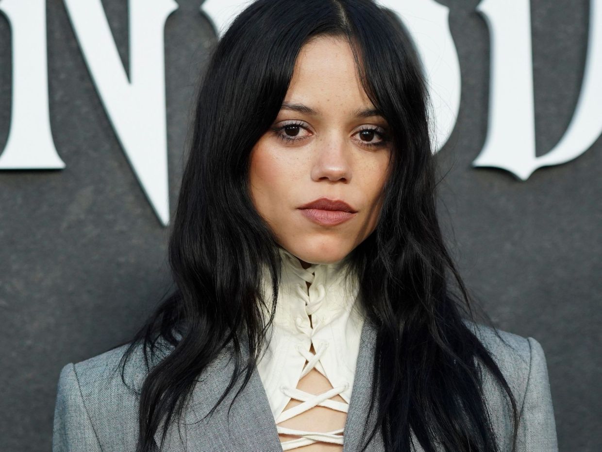 Η νέα εικόνα της Jenna Ortega και η εξομολόγηση για τα παιδικά της χρόνια: «Δεν ζητούσα  ούτε νερό»