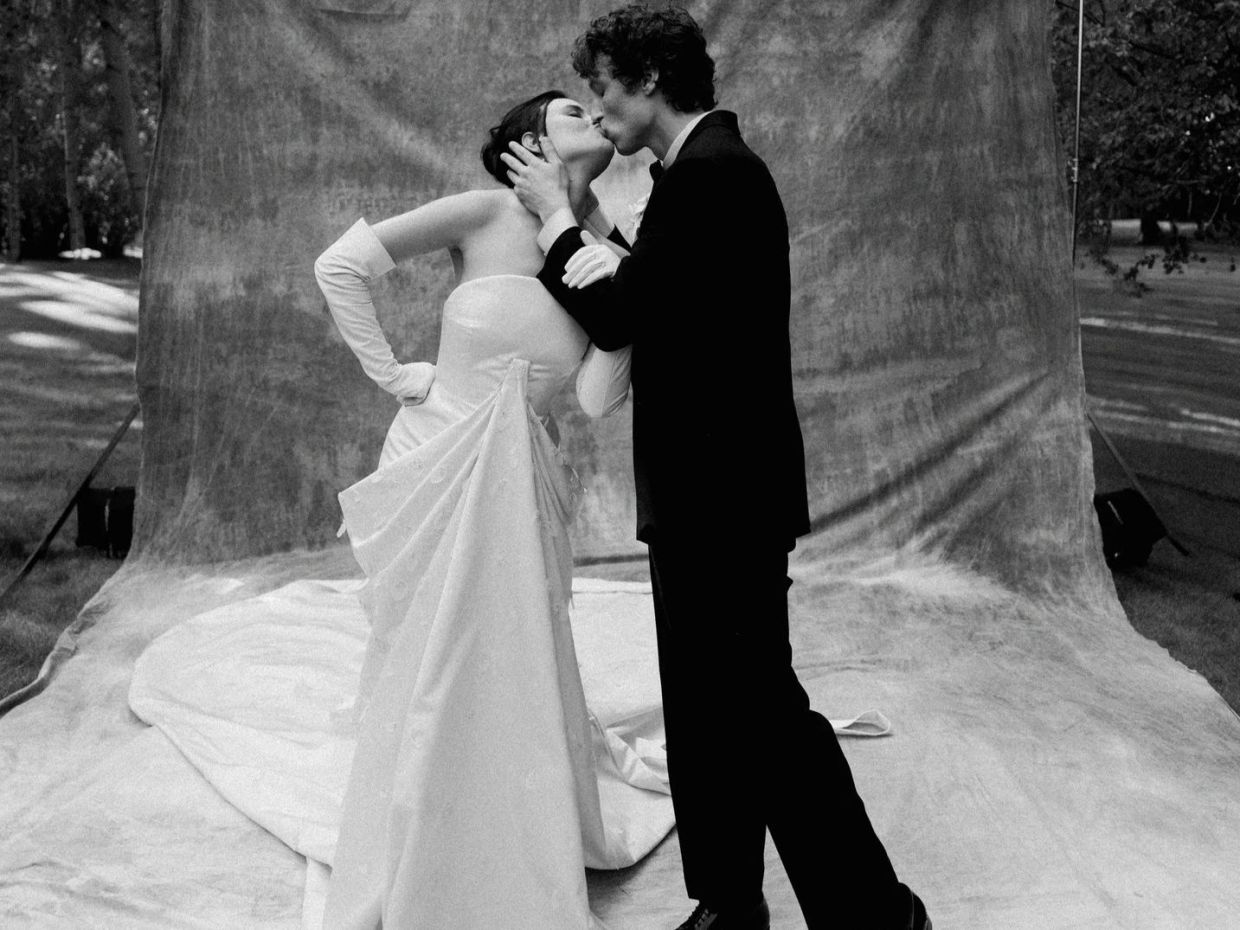 September brides, take notes: Η Tallulah Willis με το πιο updated bridal bun