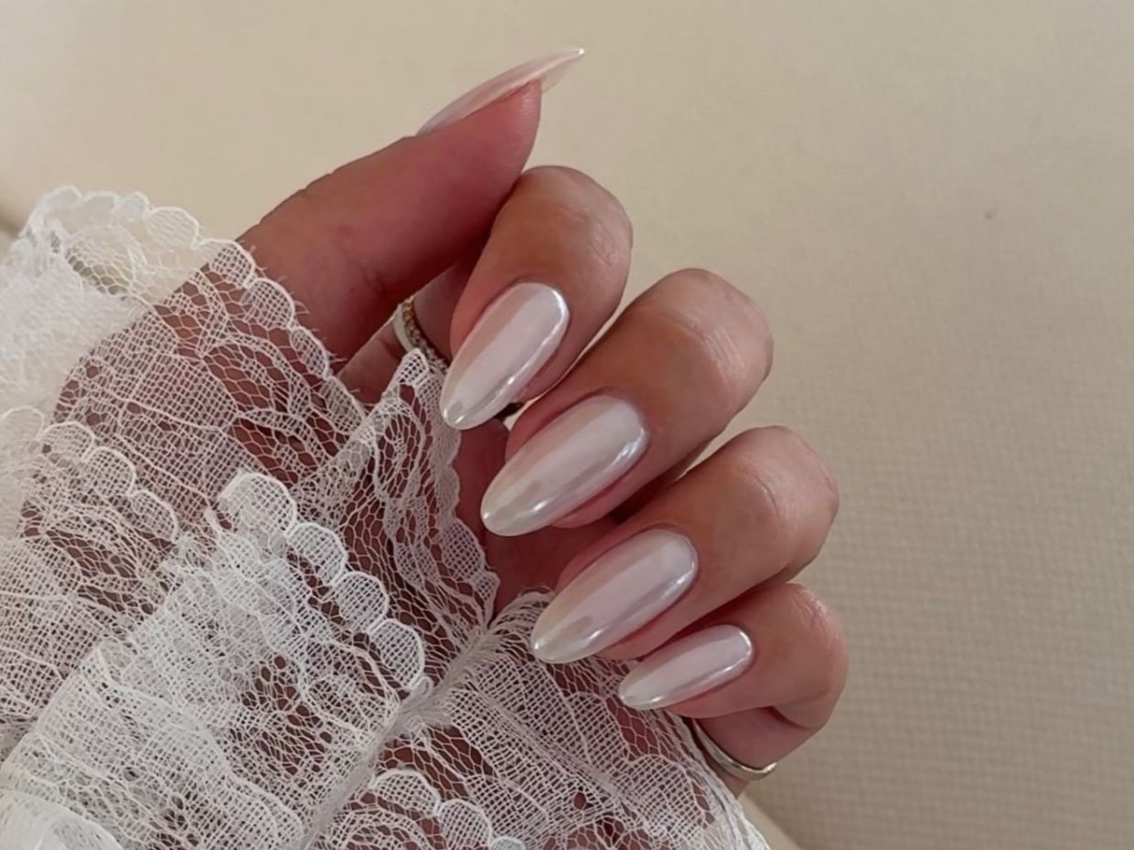 Vanilla latte glaze nails: Το μανικιούρ που θα αντικαταστήσει τα glazed donut nails το φθινόπωρο
