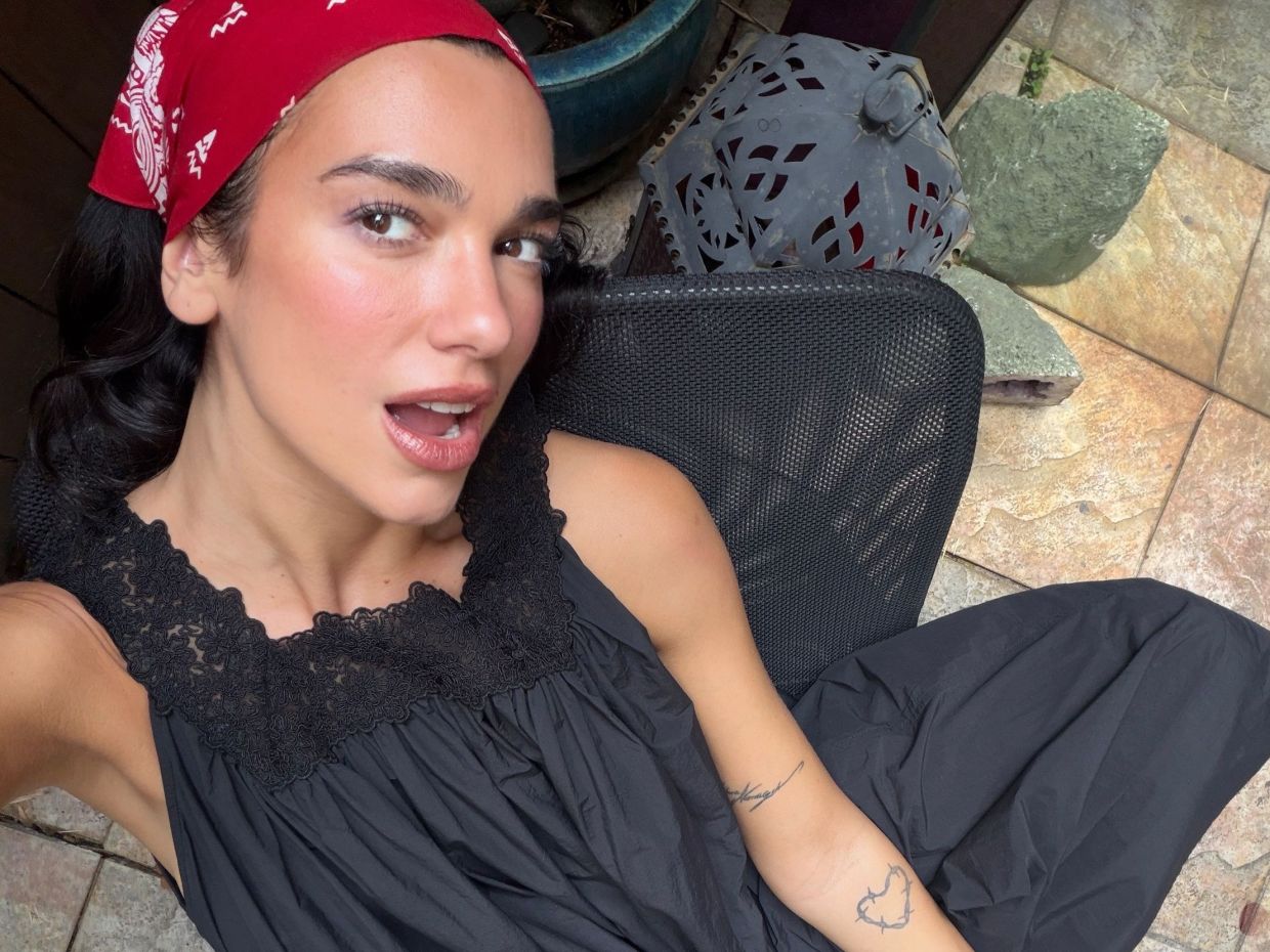 Polka Dot: Η Dua Lipa έκανε το πιο cool μανικιούρ για το τέλος του καλοκαιριού & είναι πανεύκολο
