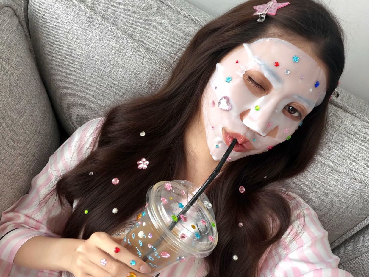 Bedazzled Beauty: Η νέα beauty τάση βάζει κρύσταλλα παντού, μέχρι και στις μάσκες προσώπου