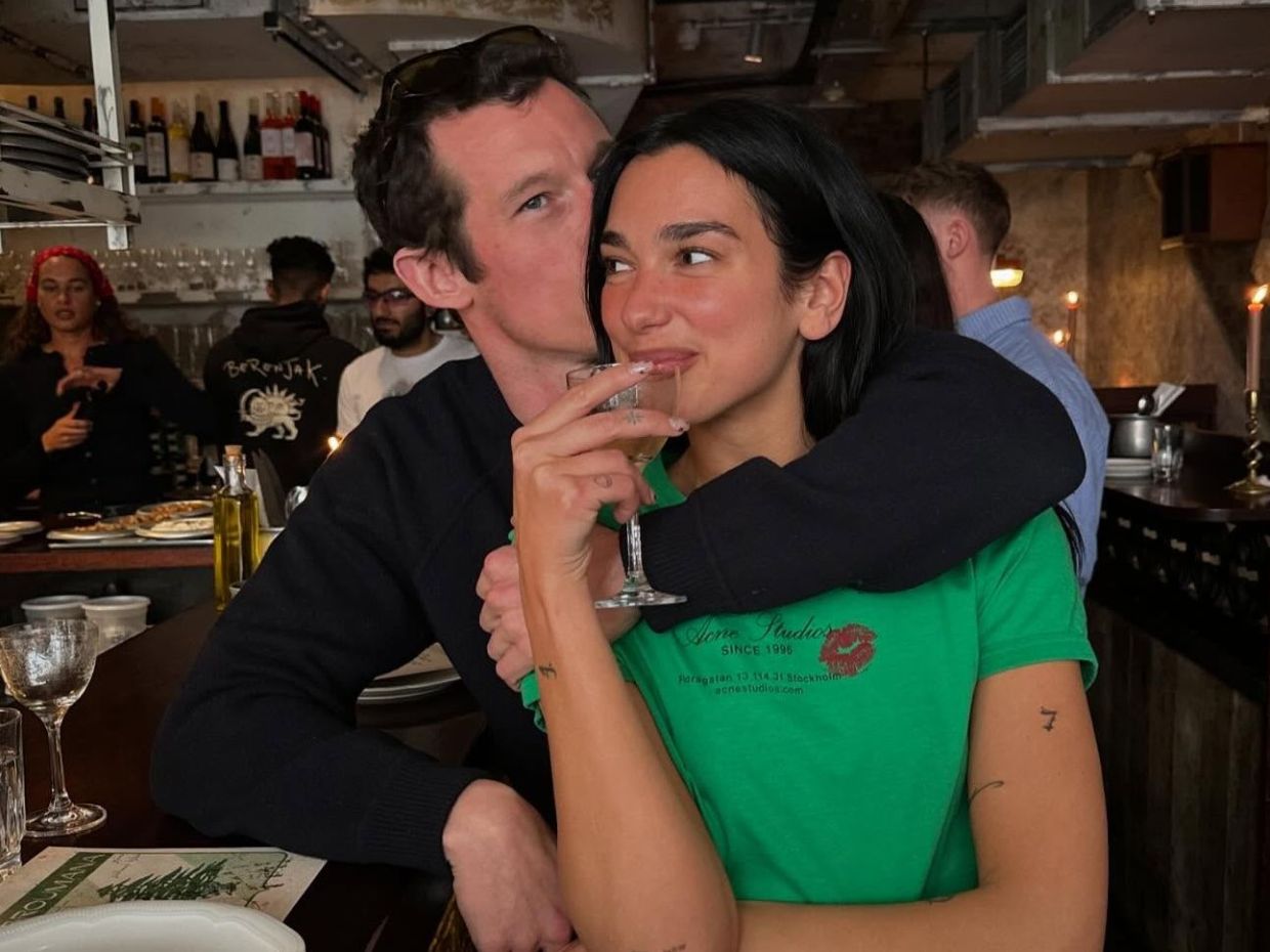 H Dua Lipa γίνεται 31 & ο σύζυγός της Callum Turner κάνει το δικό του manifest για να γίνει μπαμπάς