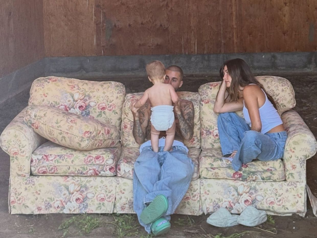 Ο Jack Blues έγινε 2 ετών και η Hailey Bieber μοιράστηκε τις πιο τρυφερές οικογενειακές στιγμές