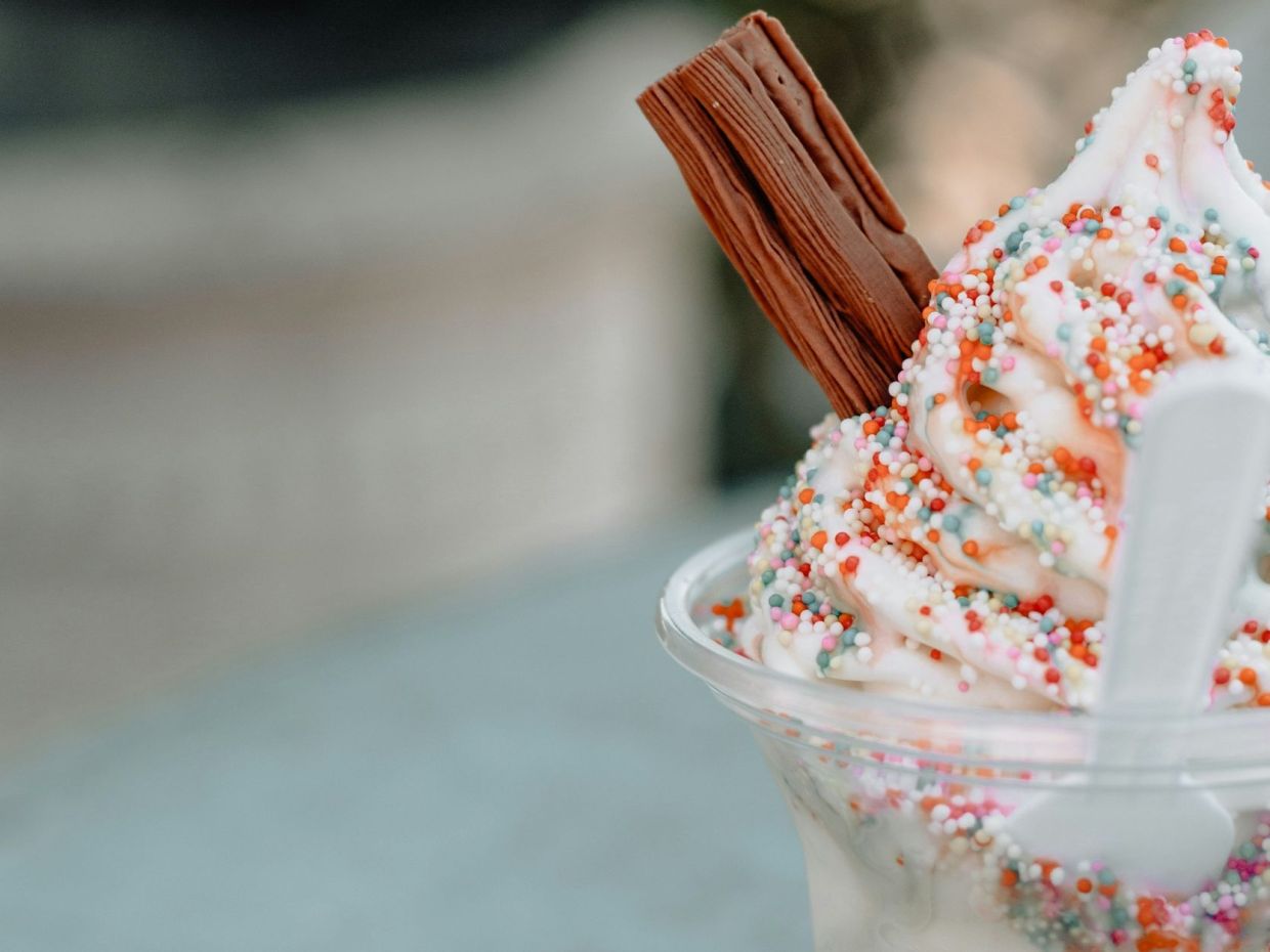 Frozen yogurt is back: Το αγαπημένο «γιαουρτάκι» των 00s κάνει μεγάλο comeback
