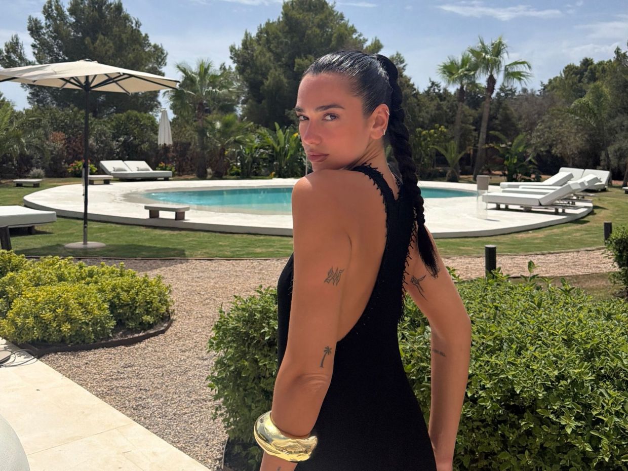 Η Dua Lipa φόρεσε Calvin Klein Collection στο δείπνο πριν τα γενέθλιά της στην Ibiza