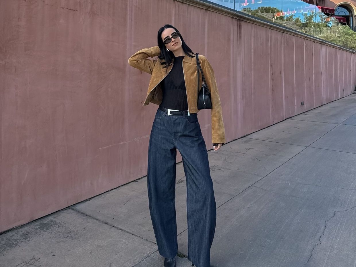 Οδηγός αγοράς: Τα barrel leg jeans γίνονται το hero-piece και το φθινόπωρο