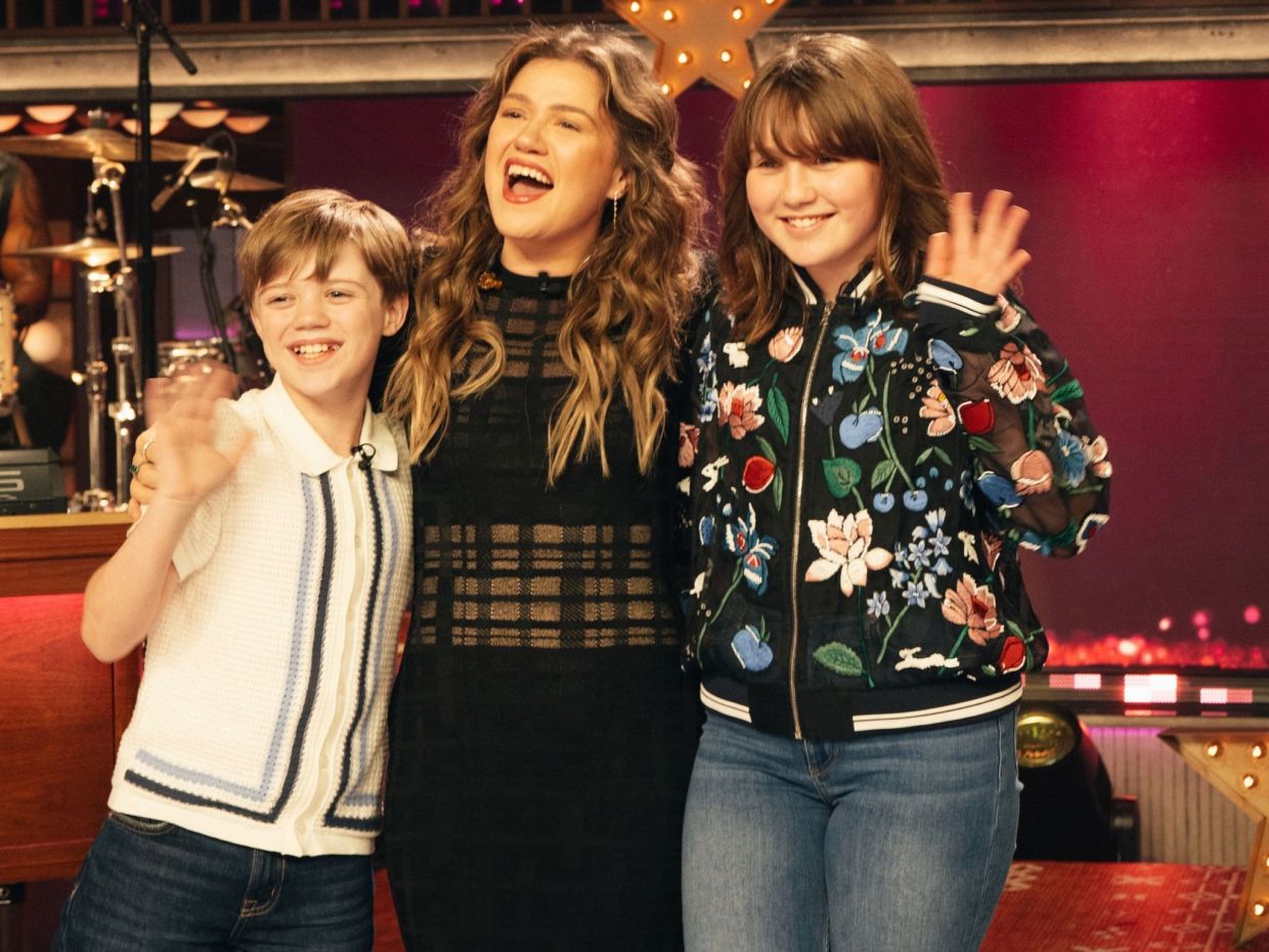 Η Kelly Clarkson αποχαιρέτησε το show της μετά από 7 χρόνια και η ατάκα της κόρης της έγραψε ιστορία